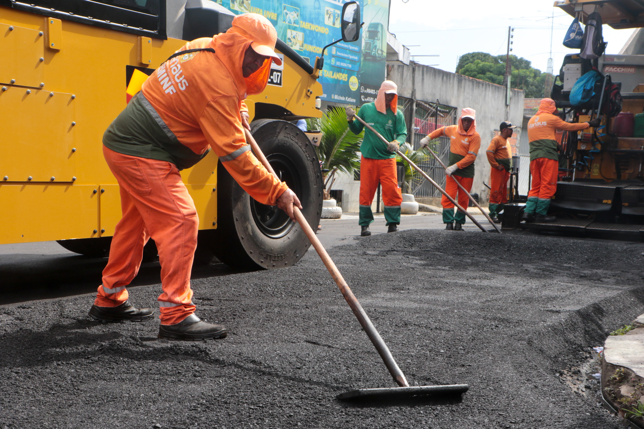 O programa Asfalta Manaus, da Prefeitura da capital, asfaltou 2009 ruas em 1 ano, o que equivale a 20% da meta estipulada. FOTO: Márcio Melo/Seminf