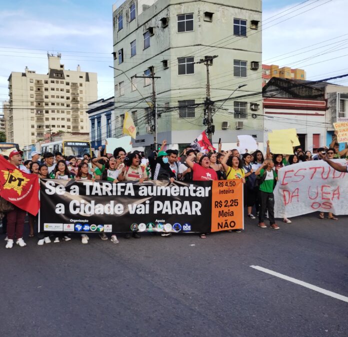 Manifestantes se reuniram na Praça da Saudade antes de se dirigirem à sede do Sinetram, na Av. Constantino Nery. FOTO: Marcela Orquiz/Gazeta da Amazônia