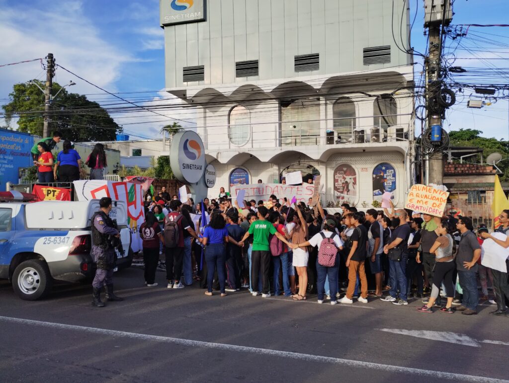 Manifestantes se reuniram em frente à sede do Sinetram pra pedir pela revogação do aumento da tarifa de ônibus. FOTO: Marcela Orquiz/Gazeta da Amazônia