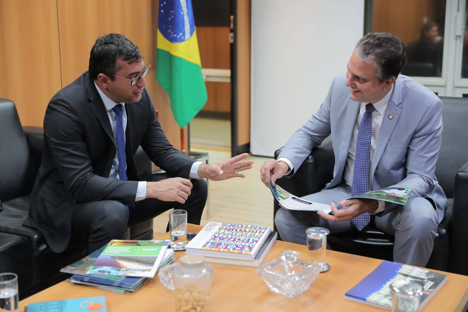 No estado do Amazonas, existem aproximadamente 200 obras paradas ou inacabadas, a maioria delas sendo a construção de escolas.
