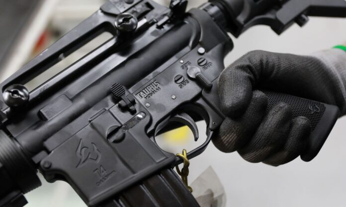 Mais de 6 mil armas de uso restrito de alta capacidade letal, que não foram recadastradas pela Polícia Federal (PF).