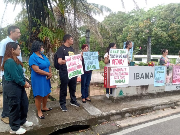 Manifestantes fazem ato pró-Ibama em Manaus