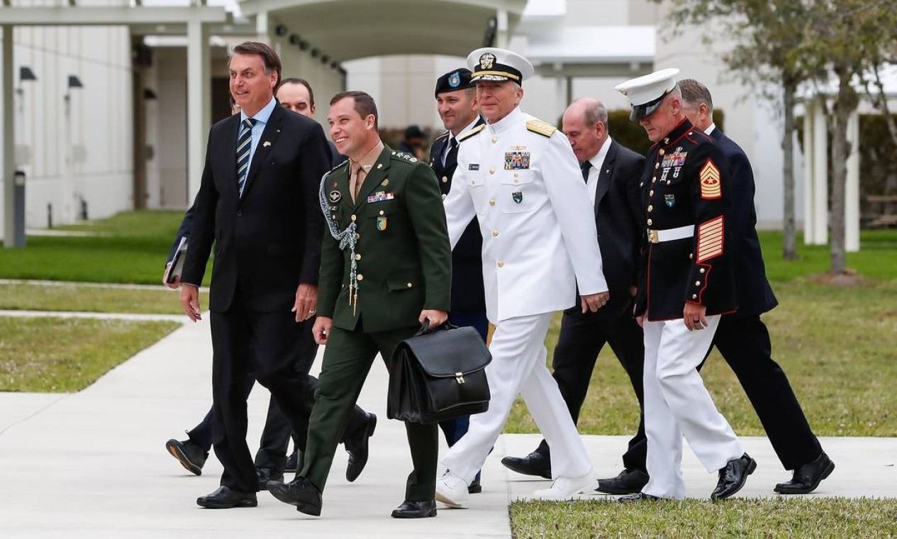 A Polícia Federal faz buscas na manhã desta quarta-feira (3) na casa do ex-presidente Jair Bolsonaro em Brasília. Na foto, Mauro Cid