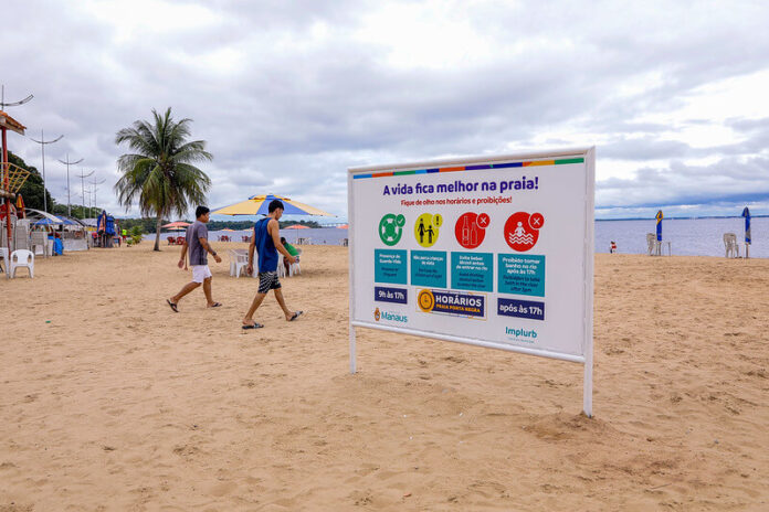  Prefeitura de Manaus está revitalizando as placas de sinalização e informação na área de areia do balneário na Ponta Negra.