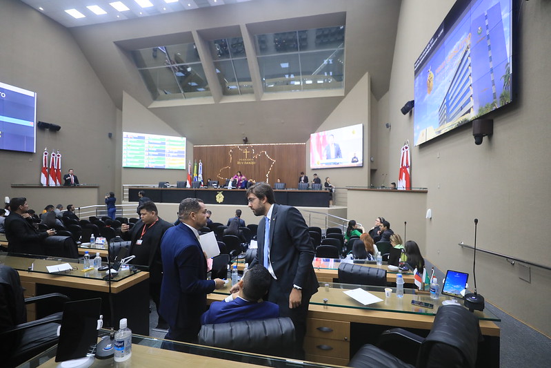 Na última Sessão, os deputados discutiram acerca do reajuste salarial dos profissionais da educação. O projeto ainda não está pronto para ser votado.