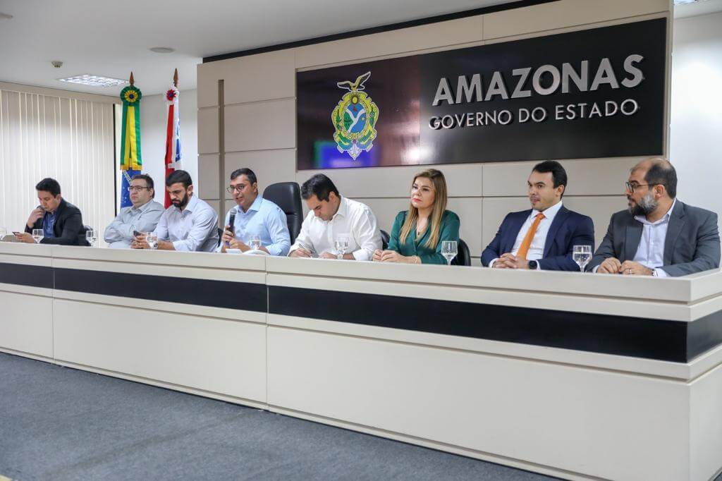 Governo anuncia benefícios para a educação no AM, incluindo reajuste salarial, aumento no auxílio-transporte e pagamento de progressões.