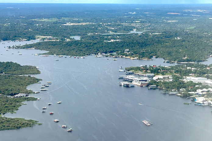 Começou a fase de notificação para a retirada de quase 900 flutuantes irregulares no rio Tarumã-Açu, na zona oeste de Manaus.