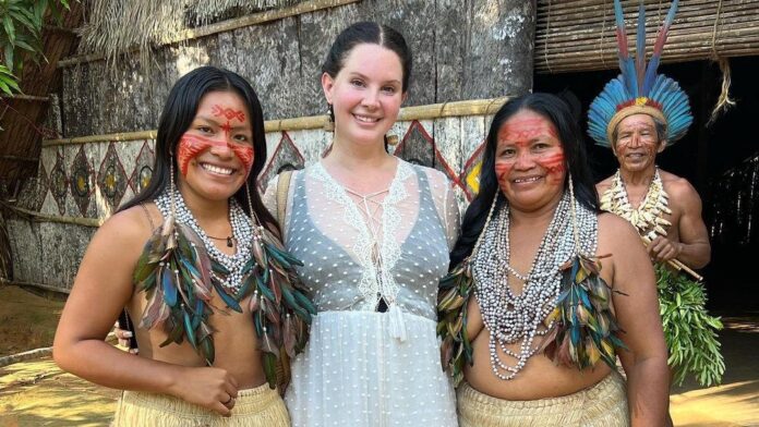 A cantora Lana Del Rey visitou a comunidade indígena Tatuyo e participou de uma dança tradicional indígena mergulhando na cultura local.