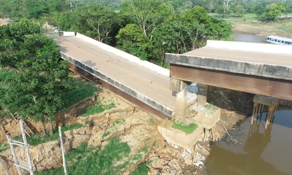A ponte sobre o rio Autaz Mirim desabou no dia 8 de outubro, e até hoje não foi reconstruída. FOTO: Divulgação