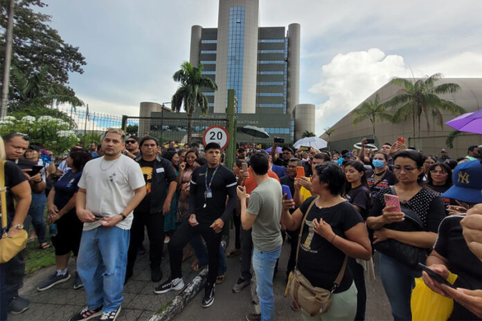 Sindicato informou que os profissionais retornam às salas de aula, mas a categoria continua em 