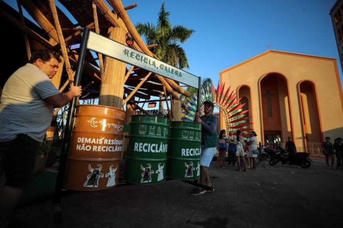 Lugares turísticos, avenidas e praças de Parintins começaram a receber os ecopontos do “Recicla, Galera” para o Festival de Parintins.
