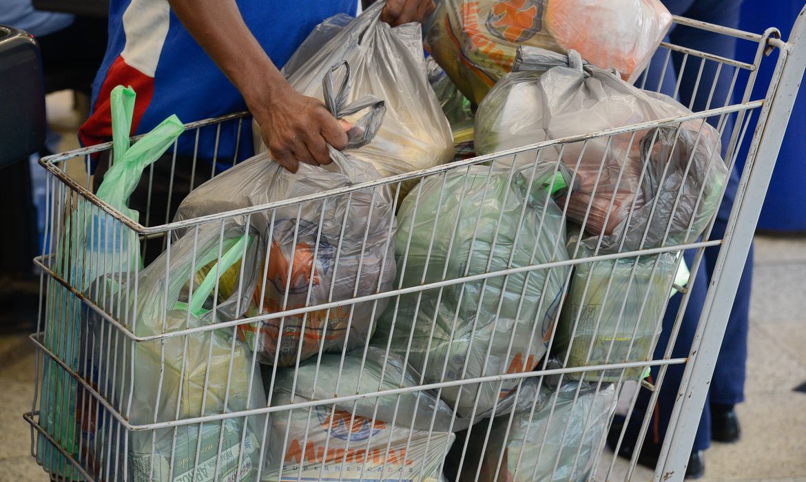 A redução no valor da cesta básica em algumas capitais em maio é reflexo da queda dos preços de produtos importantes da alimentação básica