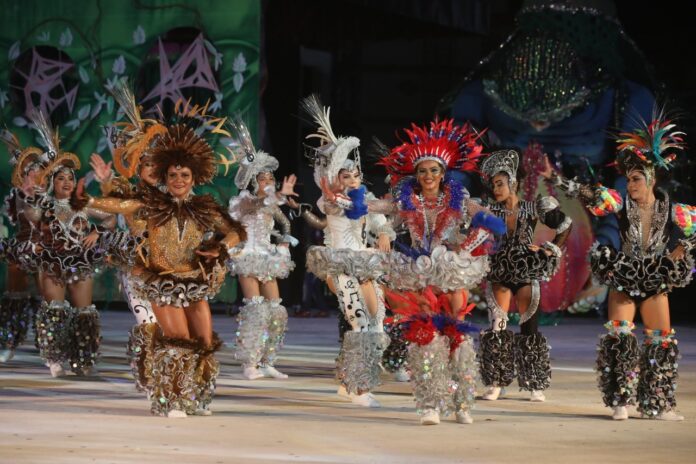 Mulheres se Apresentando em Festa do Festival de Ciranda de Manacapuru