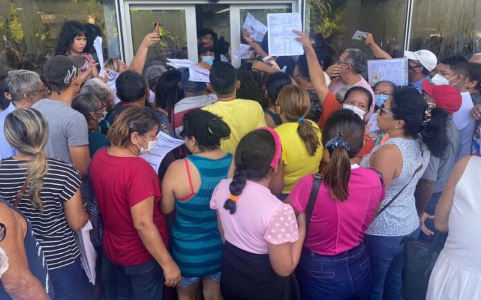 A quantidade de pessoas na fila para atendimento médico causu tumulto no Hospital Delphina Aziz na manhã de sexta (9). FOTO: Divulgação