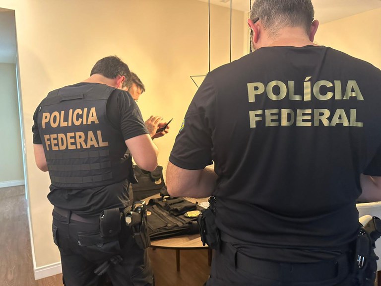 A Operação Jurupari mobiliza 20 policiais federais e 10 militares do Exército, cumprindo mandados de prisão preventiva e busca e apreensão.