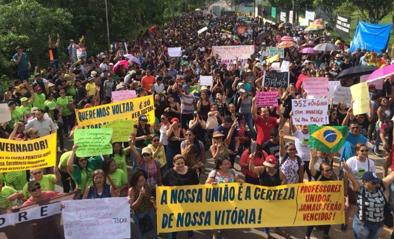 Os professores em greve realizaram constantes protestos durante 15 dias antes do reajuste. FOTO: BNC Amazonas
