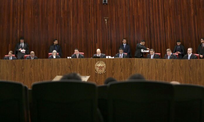 O Tribunal Superior Eleitoral (TSE) retoma julgamento que pode tornar Bolsonaro inelegível por oito anos.