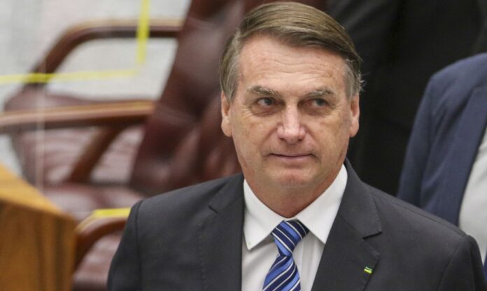 A Justiça bloqueou mais R$ 370 mil de Bolsonaro por não ter pago multas relacionadas ao não uso de máscaras