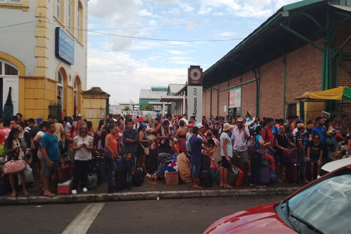 O retorno dos viajantes de Parintins para Manaus causou congestionamento no porto de Manaus desde a madrugada desta terça-feira (4).