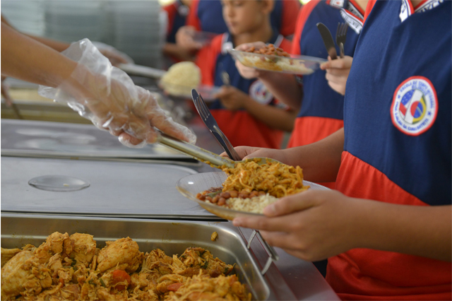 O Projeto de Lei nº 3.241/2023, em análise no Senado, visa ampliar o fornecimento de merenda escolar aos estudantes durante os fins de semana e nas férias.