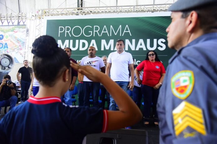 Governo Lula decide acabar com escolas cívico-militares, bandeira de Bolsonaro