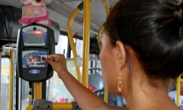 Usuários do transporte público de Manaus relatam bloqueio do cartão do vale-transporte após tentarem passar duas ou mais vezes em menos de uma hora.