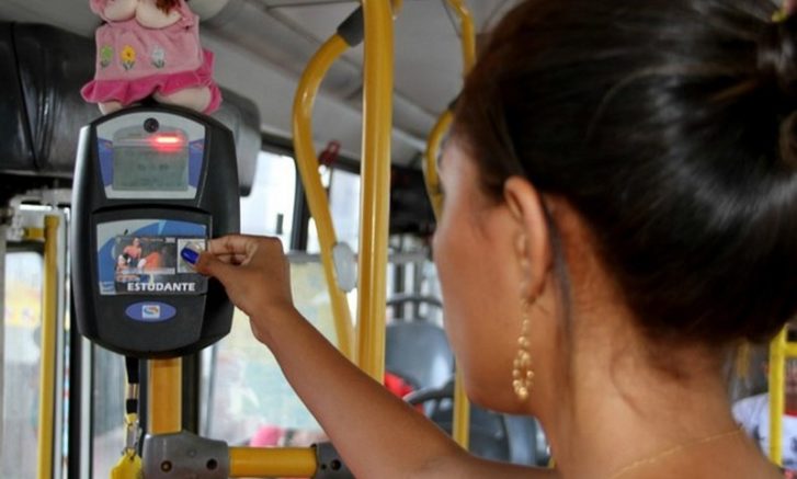 Usuários do transporte público de Manaus relatam bloqueio do cartão do vale-transporte após tentarem passar duas ou mais vezes em menos de uma hora.
