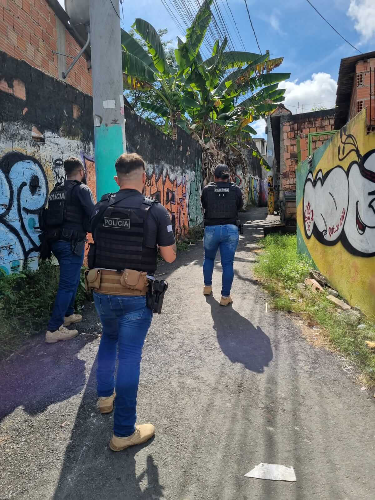 Cerca de 24% dessas prisões estão relacionadas ao envolvimento com o tráfico de drogas.
