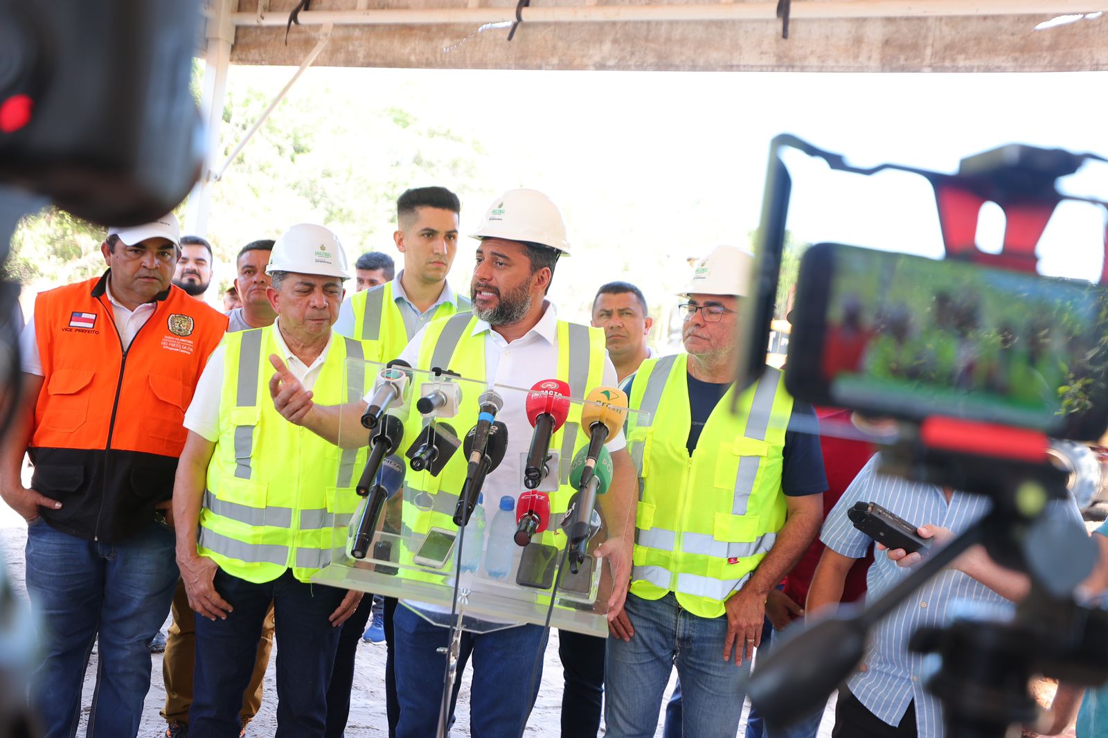 Após o período chuvoso e o início da estiagem no estado as obras avançam com força total na rodovia AM-010