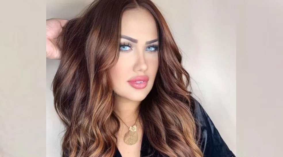 Chrysline Paola Oliveira Gaia, uma blogueira de 31 anos, foi presa em Manaus sob suspeita de planejar a morte de sua ex-patroa.