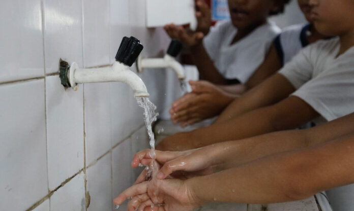 O objetivo do programa é transferir recursos de saneamento básico para escolas básicas localizadas em áreas rurais, indígenas e quilombolas.