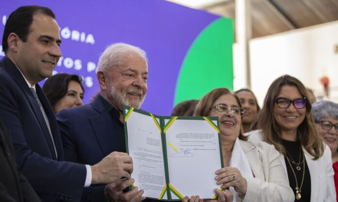 O presidente Lula sancionou uma lei que exige a igualdade salarial entre homens e mulheres que desempenham trabalhos equivalentes ou a mesma função.
