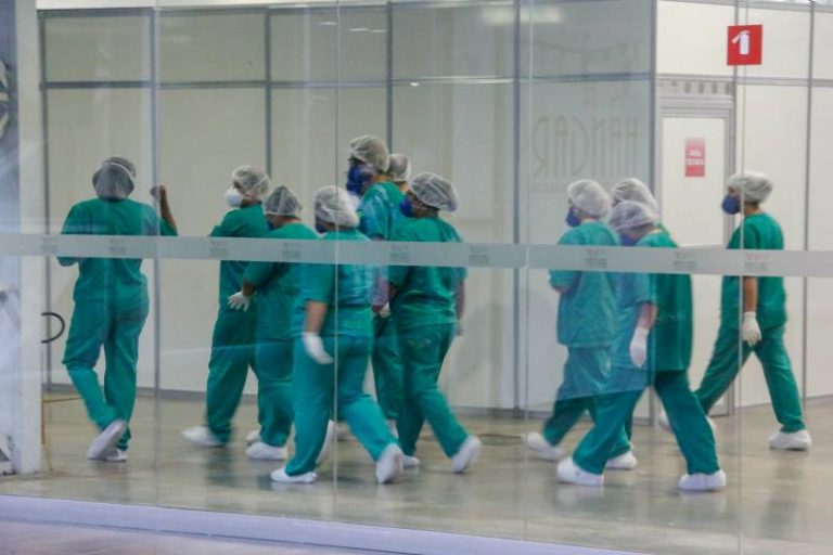 Segundo a lei, terão direito profissionais como médicos, enfermeiros, fisioterapeutas, assistentes sociais, agentes comunitários, técnicos de laboratório e outros que atuam na área da saúde