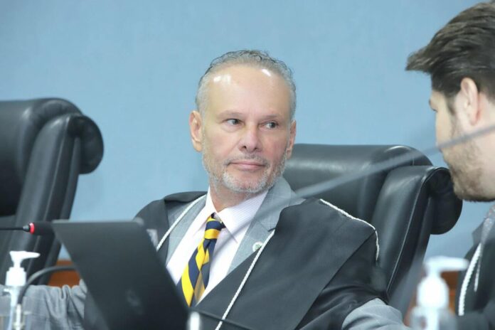 Conselheiro do Tribunal de Contas do Amazonas (TCE-AM), Mario de Mello, suspende licenças do aterro do Tarumã