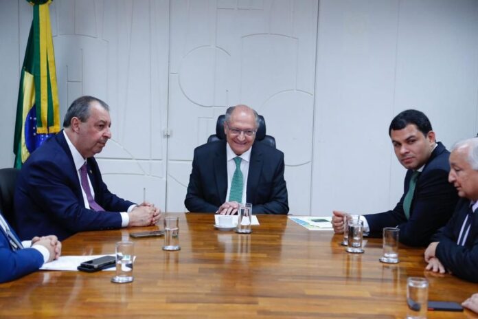 O deputado federal Saullo Vianna e o senador Omar Aziz se encontraram com o presidente em exercício, Geraldo Alckmin.