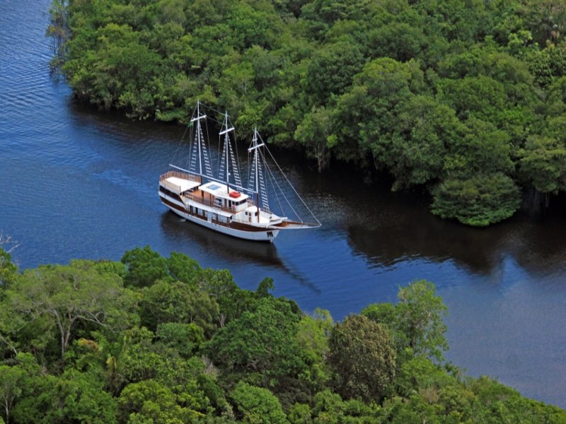 Embarcação navegando no Amazonas