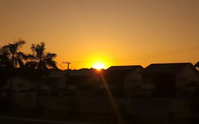 Por do sol com onda de calor em Manaus