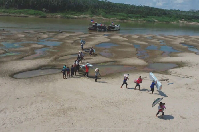 A vazante (seca) dos rios do Amazonas começou a prejudicar entre outros setores, também o transporte de alimentos no interior do estado.