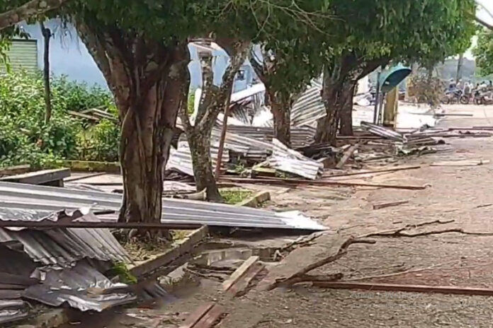 O Prefeito de Jurúa decretou estado de calamidade pública após temporal que destelhou cerca de 80 casas.