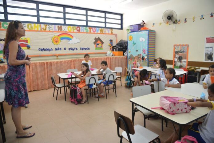 Alckmin (PSB) sancionou a lei que obriga o poder público a divulgar a lista de espera por vagas em creches e nas escolas públicas de educação básica.
