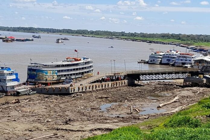Barcos encalhados com estiagem no Amazonas