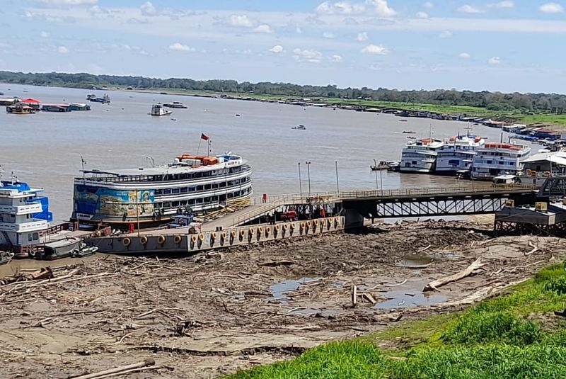 Barcos encalhados com estiagem no Amazonas
