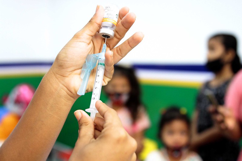 A disseminação de desinformação durante a pandemia de COVID-19 está tendo sérias consequências, afetando os serviços de saúde