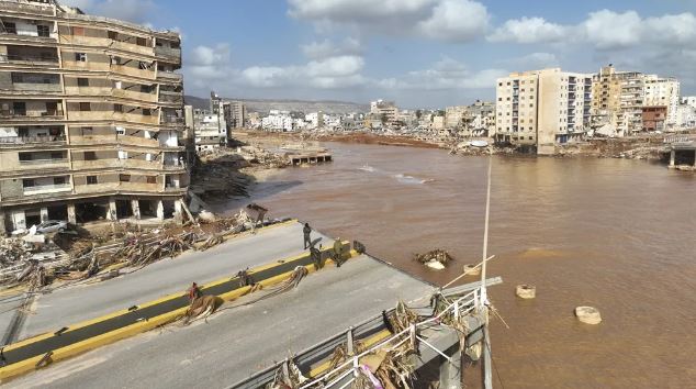 Uma tempestade devastadora atingiu a Líbia, causando a morte de mais de 2 mil pessoas, com um número crescente de desaparecidos.