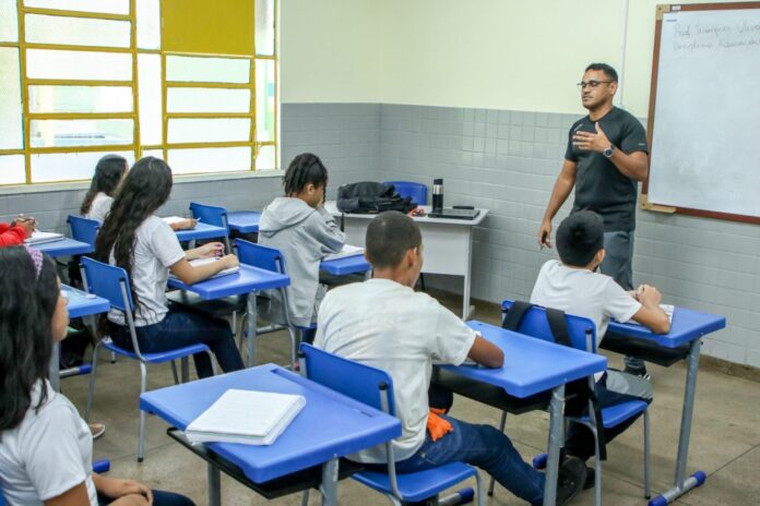 A Prefeitura Municipal de Manaus, por meio da SEMED, divulgou no Diário Oficial do Município, um edital para contratar professores.