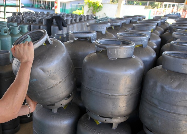 Botijas de gás de cozinha na refinaria.