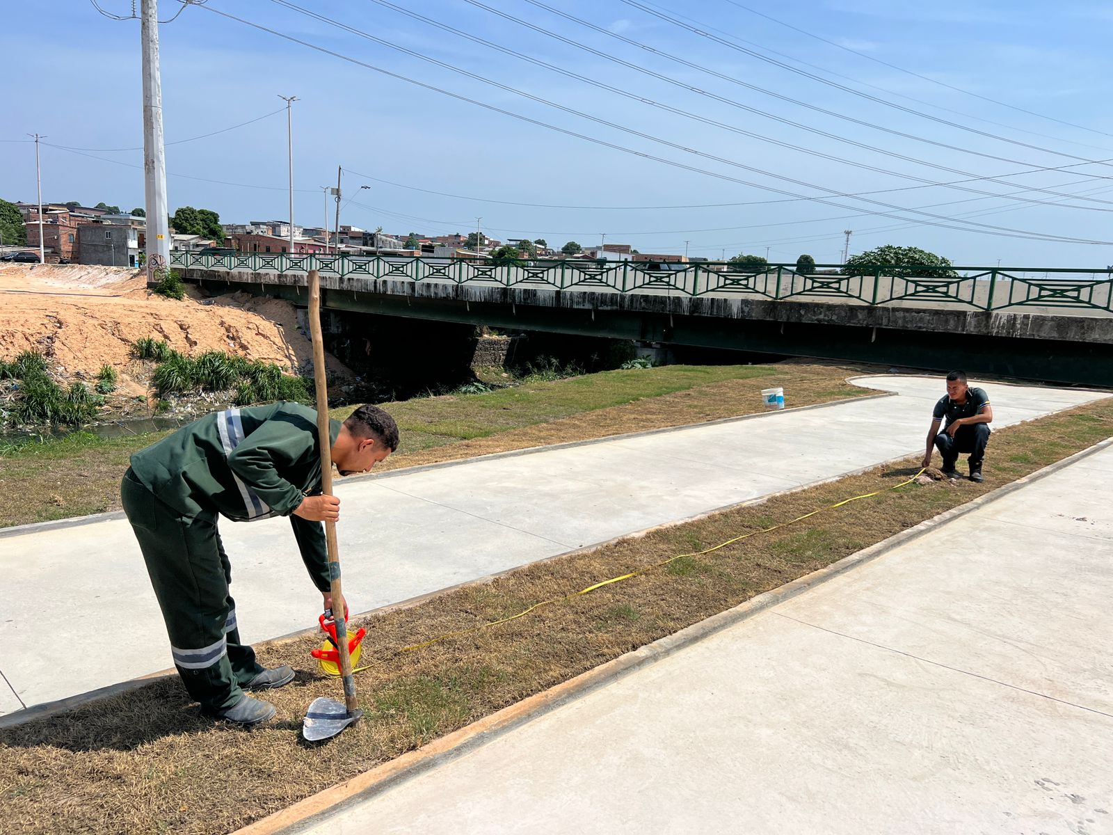 Funcionário da Semmas plantando árvores no Parque Amazonino Mendes