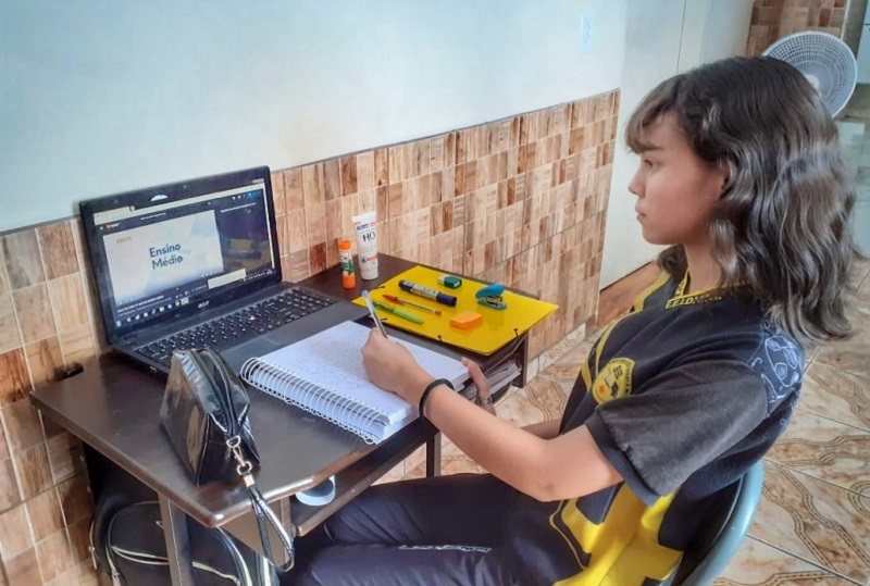 Aluna estudando em casa por meio de aulas remotas do Governo do Amazonas.