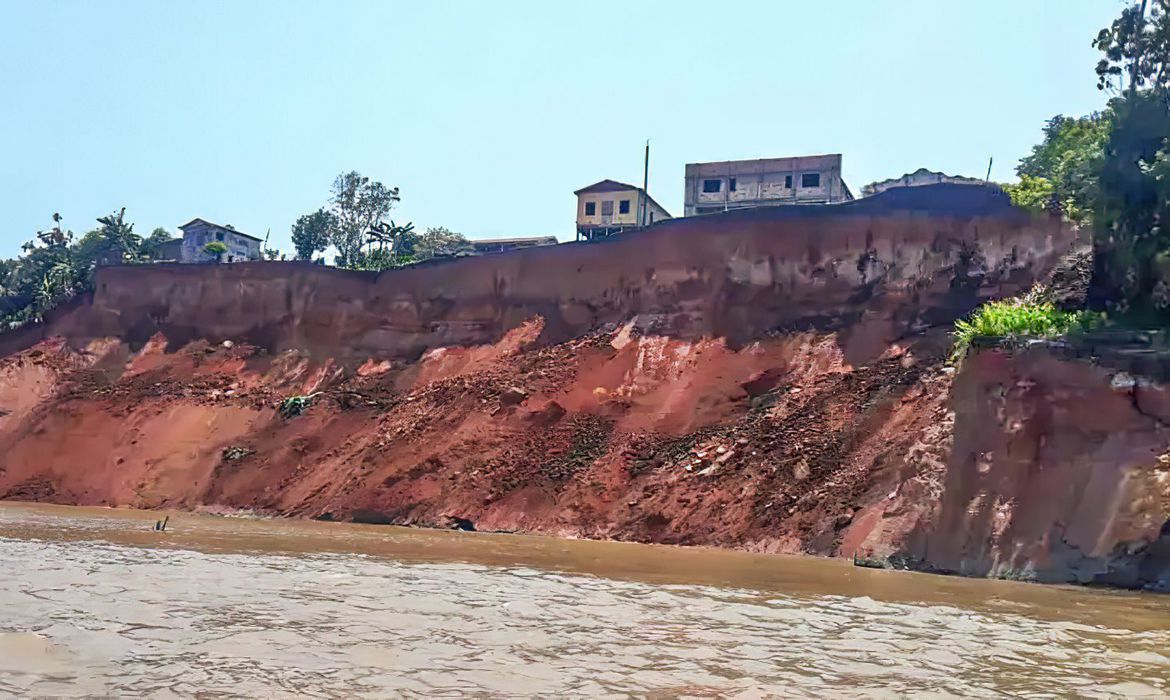 Beruri (AM) 01/10/2023 – Desabamento de barranco na comunidade do Arumã, próxima a Beruri, interior do Amazonas FOTO: Prefeitura de Beruri/DivulgaçãoBeruri (AM) 01/10/2023 – Desabamento de barranco na comunidade do Arumã, próxima a Beruri, interior do Amazonas FOTO: Prefeitura de Beruri/Divulgação