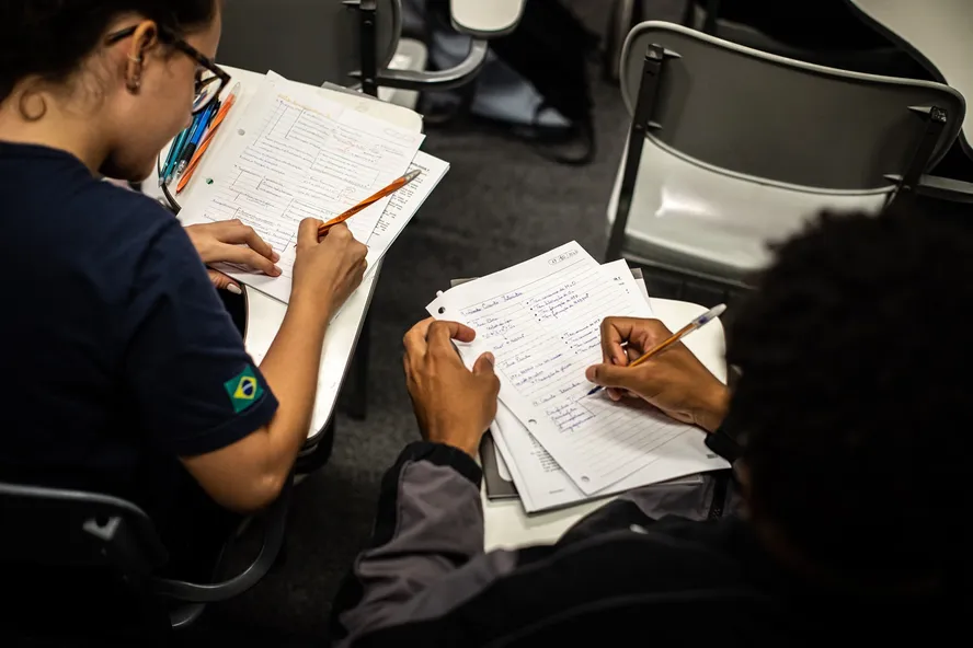 Estudantes se preparando para o Enem.
